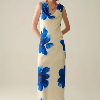 Vestido longo azul fluido sem mangas com estampa floral