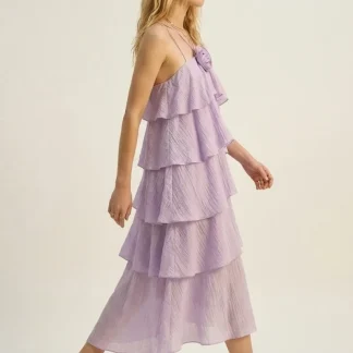 Vestido Longo com Detalhe de Rosa em Camadas Babados e Textura Amassada Lilás