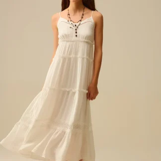 Vestido maxi em camadas com inserções de renda em branco