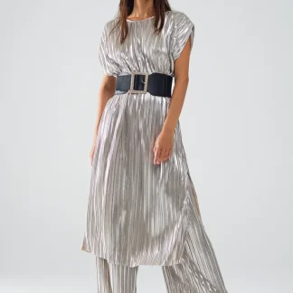 Vestido plissado prateado com cinto e mangas curtas