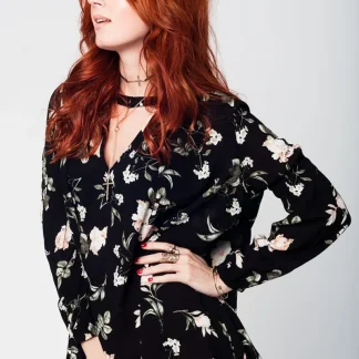 Vestido preto com o vôo e estampa floral