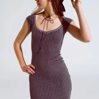 Vestido preto de corte curto com nervuras grossas e mangas curtas